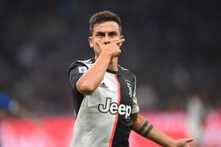 Pha đá phạt của Paulo Dybala nhìn từ khán đài