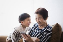 Bà nội, bà ngoại thành mẹ bất đắc dĩ của cháu