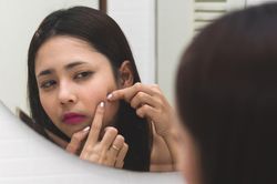 8 thói quen khiến da mặt sần sùi chị em phải bỏ ngay