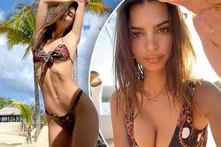 Mỹ nhân áo tắm Emily Ratajkowski thả dáng cực sexy ở biển