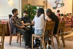 Mua hộ hàng y tế - dịch vụ 'đắt khách' mùa dịch