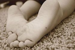 Không cần đi xem bói, chỉ cần nhìn nốt ruồi trên bàn chân biết ngay vận mệnh giàu hay nghèo