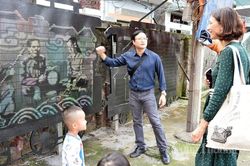 Nghệ thuật thức tỉnh bãi rác vùng ven sông Hồng