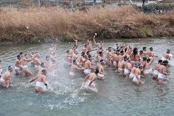 10.000 nam giới tham dự lễ hội khỏa thân ở Nhật Bản