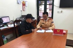 Bắt quả tang tàu hơn 200 tấn khai thác cát trái phép trên sông Hồng