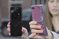Samsung Galaxy Z Flip và Motorola Razr, điện thoại gập nào bền hơn?