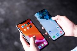 Vì sao Apple giảm giá iPhone còn Samsung không có Galaxy S20 giá rẻ?
