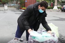 Du học sinh mang 15.000 khẩu trang tặng bạn bè ở Trung Quốc