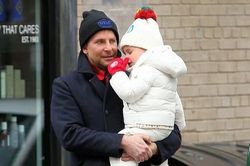Bradley Cooper chia thời gian chăm con với Irina Shayk