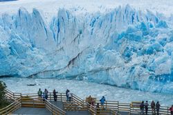 Cảnh tượng băng khổng lồ sụp đổ ở Argentina