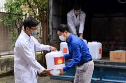 Tặng người dân vùng dịch Sơn Lôi 500 lít dung dịch sát khuẩn