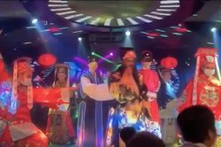 Loạt nhân vật cổ trang đi bar, 'quẫy' tưng bừng khiến ai cũng cười nghẹo cổ