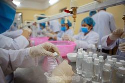 Cận cảnh xưởng chế cồn rửa tay hỗ trợ người dân Sơn Lôi - Vĩnh Phúc