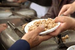 Lừa tiền cơm, cậu bé bị giữ lại và cái kết không ngờ sau 20 năm