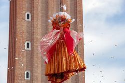'Thiên sứ bay' lộng lẫy mở màn lễ hội Carnival Venice ở Italy