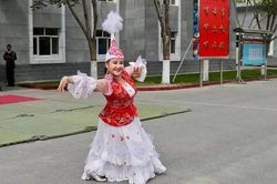 'Nữ thiên thần' và điệu nhảy chiến thắng bệnh tật ở tâm dịch Vũ Hán