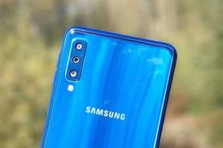 Smartphone 3 camera sau của Samsung giảm giá cực sốc tại Việt Nam