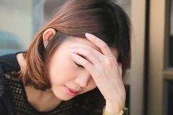 Đi họp lớp với chồng, điếng người thấy con trai cô lớp trưởng giống ảnh chồng ngày nhỏ như tạc tượng