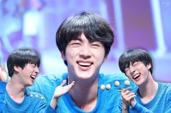 Được thỉnh cầu bí kíp tạo câu đùa dí dỏm, câu trả lời của Jin (BTS) khiến fan 'ngã ngửa'