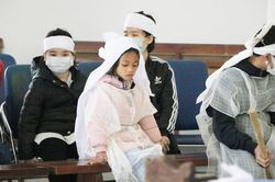 Xót xa đám tang người phụ nữ dắt con gái 7 tuổi đi ăn xin trên cầu Thanh Trì bị tông tử vong