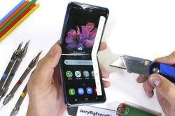 YouTuber công nghệ nghi ngờ màn hình Galaxy Z Flip không được làm bằng kính