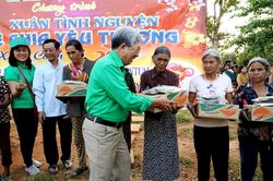 Tặng 200 phần quà đến bà con dân tộc nghèo ở Kon Tum