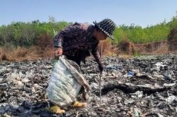 Người dân khổ sở vì sống cạnh bãi rác