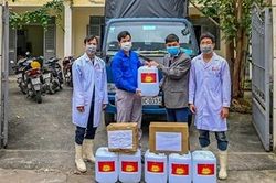 ĐH Bách Khoa Hà Nội trao tặng dung dịch sát khuẩn cho người dân Bình Xuyên