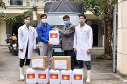 Trường Đại học Bách khoa Hà Nội tặng dung dịch sát khuẩn cho huyện Bình Xuyên