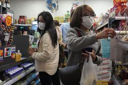 Hồng Kông tóm gọn 2 tên trong băng nhóm vũ trang... cướp giấy vệ sinh