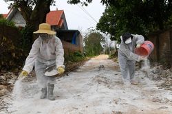 Rải vôi, khử trùng khi dịch cúm A/H5N6 xuất hiện