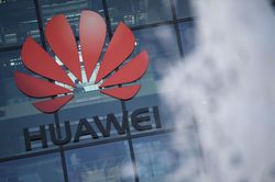 Mỹ lần thứ 3 gia hạn giao dịch với Huawei