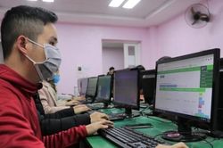 Bị phụ huynh phản ứng, trường dừng thu 2,5 triệu đồng/tháng dạy online