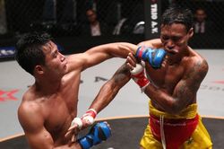 Võ sĩ Lethwei tung cú đấm knock-out đối thủ
