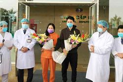 2 bệnh nhân nhiễm Covid-19 cuối cùng ở Bệnh viện Bệnh Nhiệt đới Trung ương xuất viện
