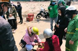 Người Hà Nội đổ xô đổ xô đi giải cứu sầu riêng giảm giá vì dịch Covid-19