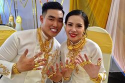 Chị gái đại gia biến cô dâu thành 'cây đeo vàng' trong ngày cưới