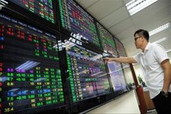 Dòng tiền ít, dịch bệnh kéo chùng thị trường chứng khoán