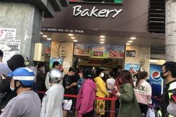Rồng rắn xếp hàng mua bánh mì thanh long ở Sài Gòn