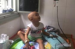 Trao hơn 27 triệu đồng đến gia đình hiếm muộn, con bị ung thư