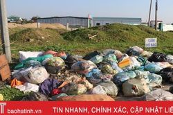 Lợi dụng đêm tối, ngang nhiên đổ trộm rác ngay dưới biển cấm
