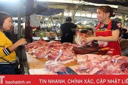 Lợn hơi giảm giá, người tiêu dùng Hà Tĩnh vẫn mua thịt giá cao