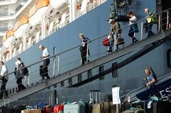 Hàng trăm du khách tàu Westerdam vẫn mắc kẹt tại Campuchia