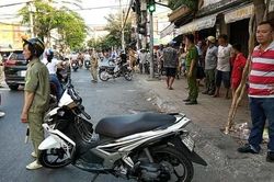 Thanh niên đang uống cà phê, bị nhóm người truy sát tử vong