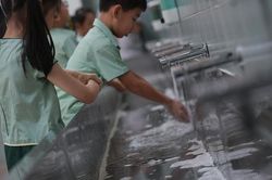 Học sinh nhiều nước đi học giữa dịch Covid-19 được bảo vệ thế nào?