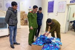 Tạm giữ lô hàng 300 chiếc 'thẻ đeo diệt virus' nhập lậu