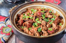 Công thức làm cơm niêu với gà, lạp xưởng