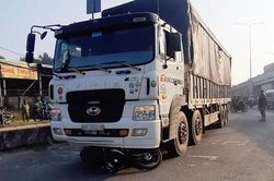 Chồng ôm thi thể vợ sau tai nạn ở TP.HCM