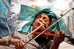Nghệ sĩ say sưa chơi violin trong lúc phẫu thuật u não