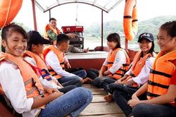 Người lái thuyền thiện nguyện đưa trẻ tới trường
